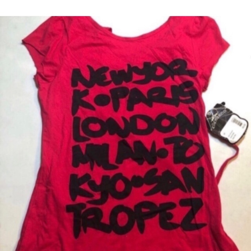NWT ellemenno Red Graphic City Names Tee